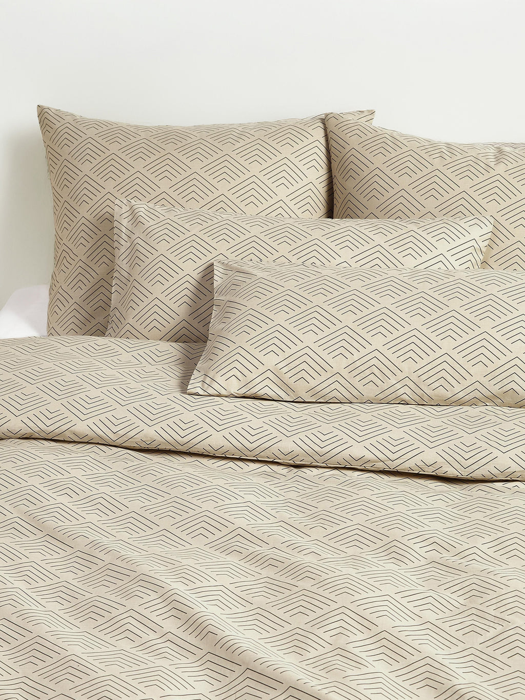Milano Jacquard Bedspread with Graphic Pattern
