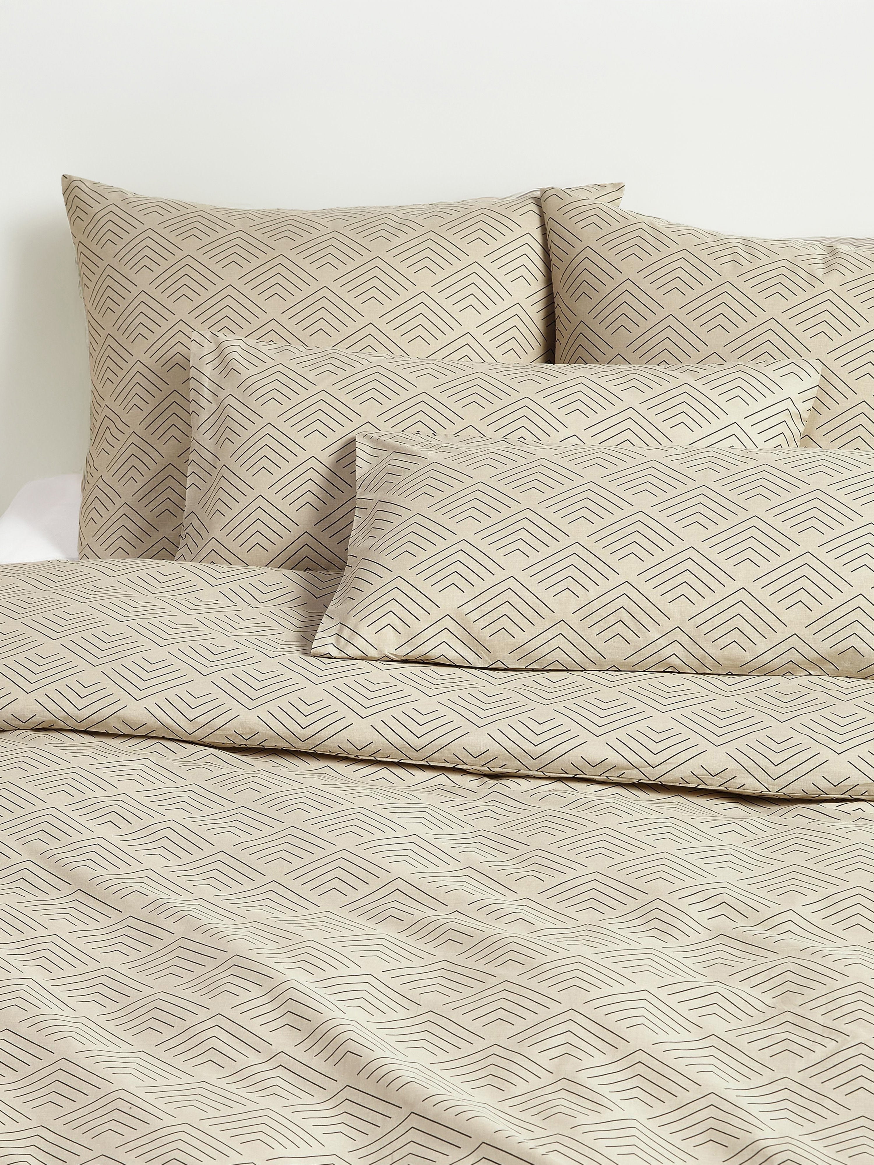 Milano Jacquard Bedspread with Graphic Pattern