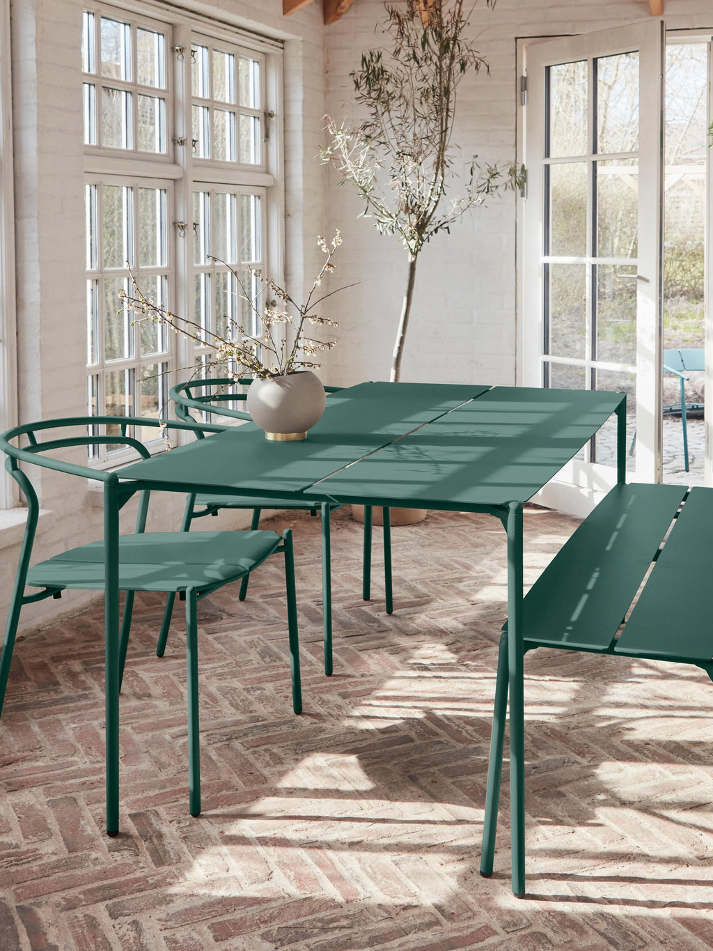 Novo Garden Dining Table