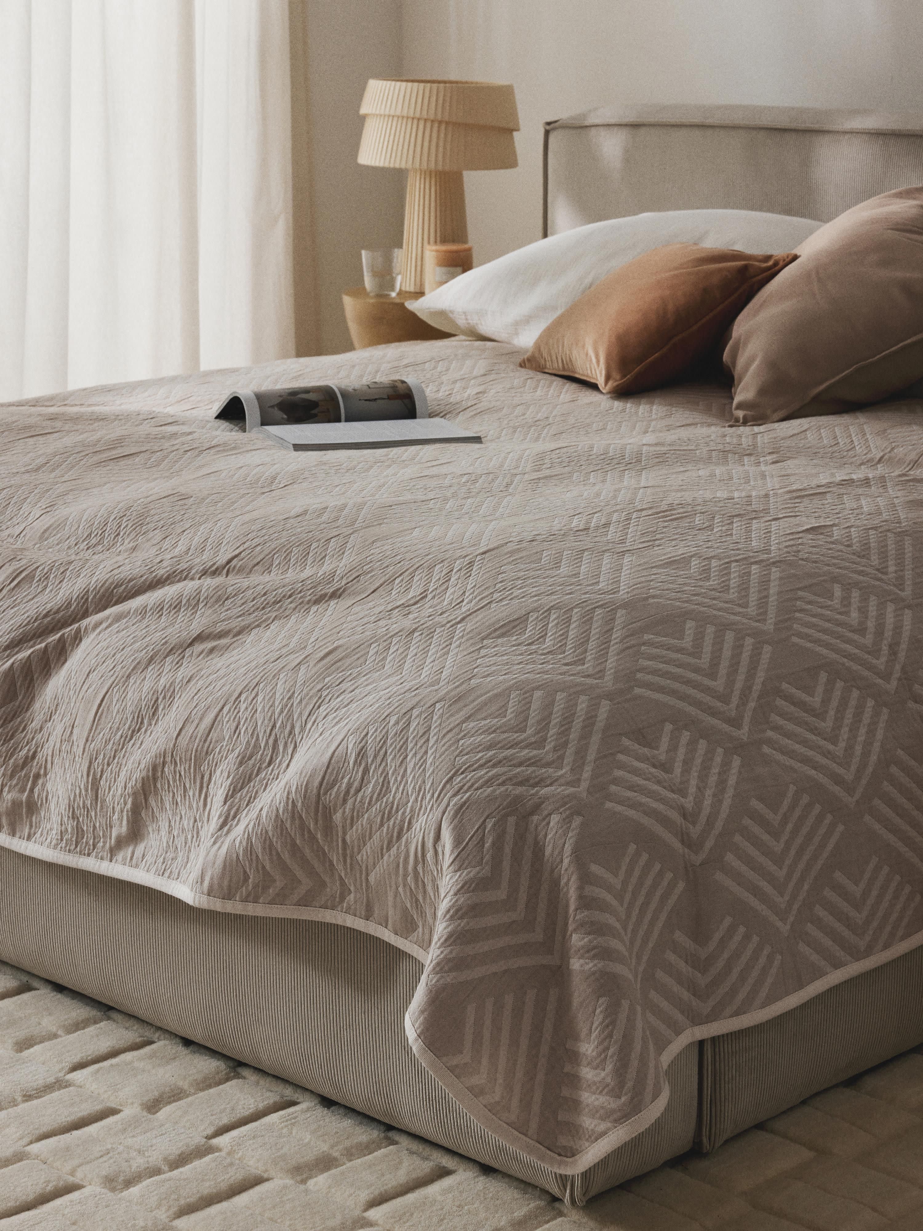 Milano Jacquard Bedspread with Graphic Pattern