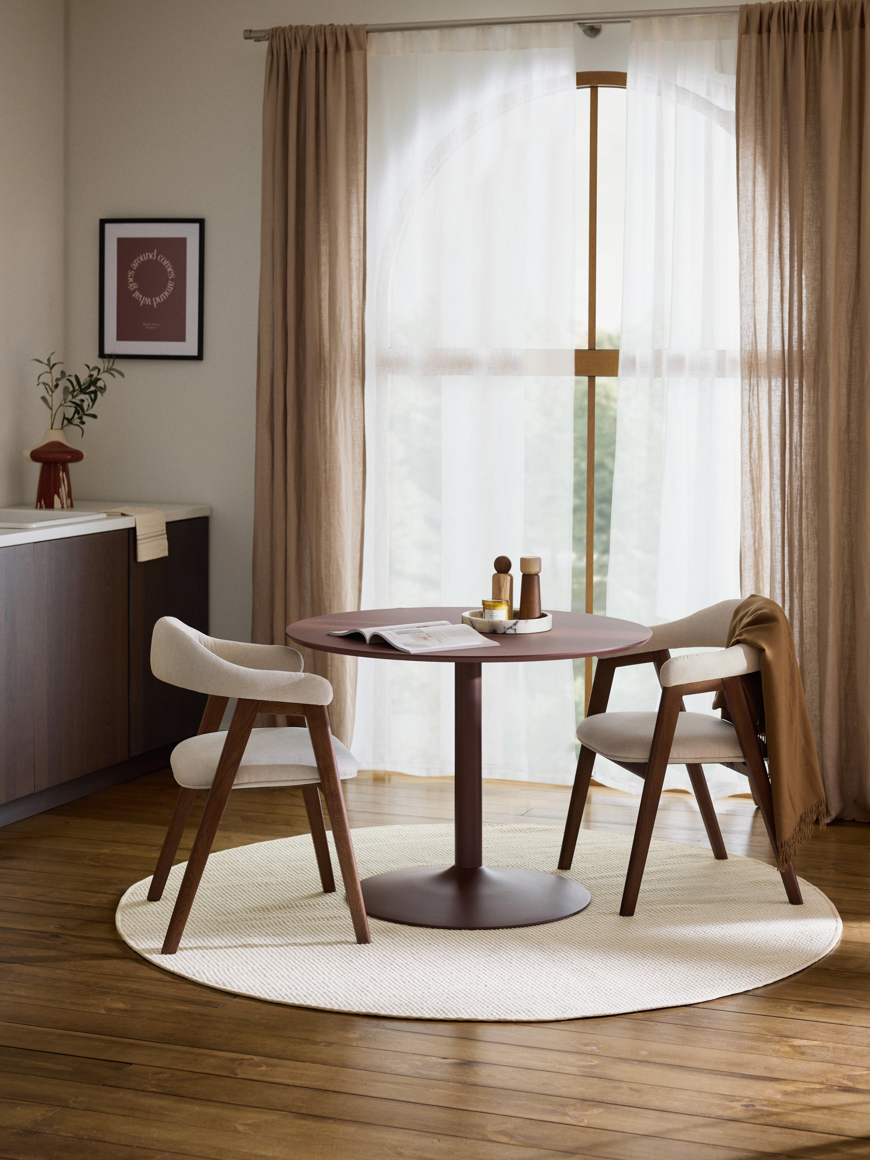 Amaro Round Hand-Woven Wool Rug