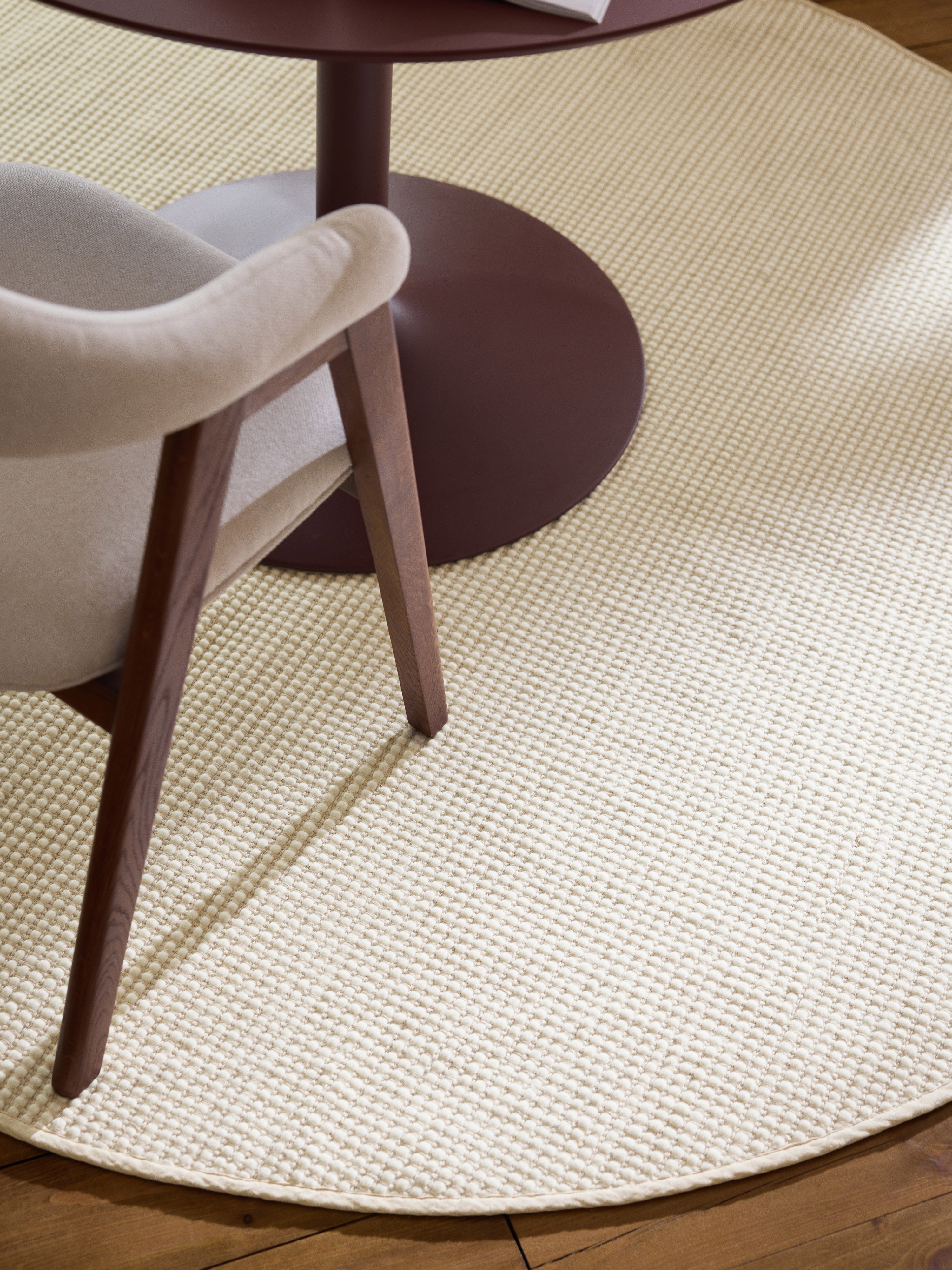 Amaro Round Hand-Woven Wool Rug