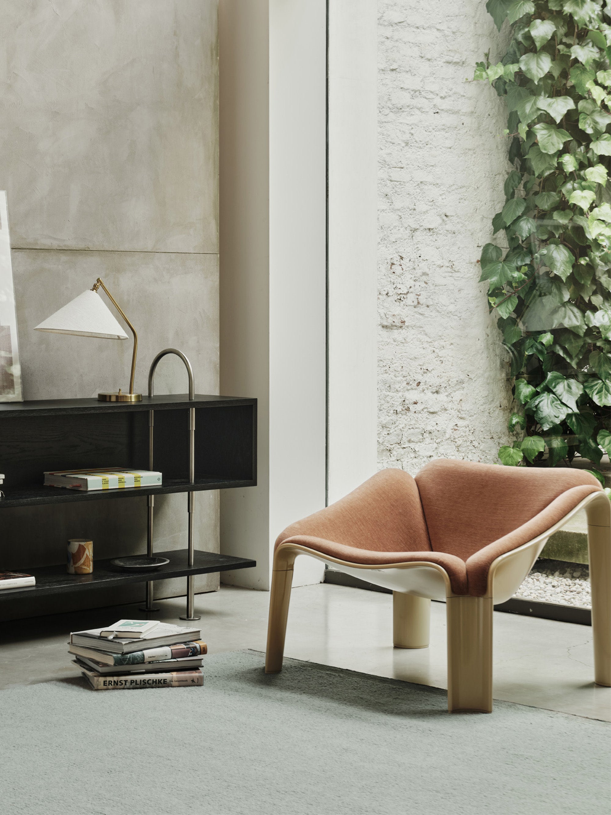F300 Lounge Chair