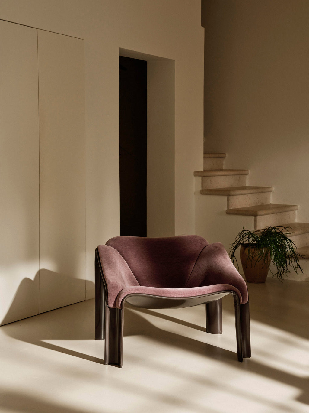F300 Lounge Chair